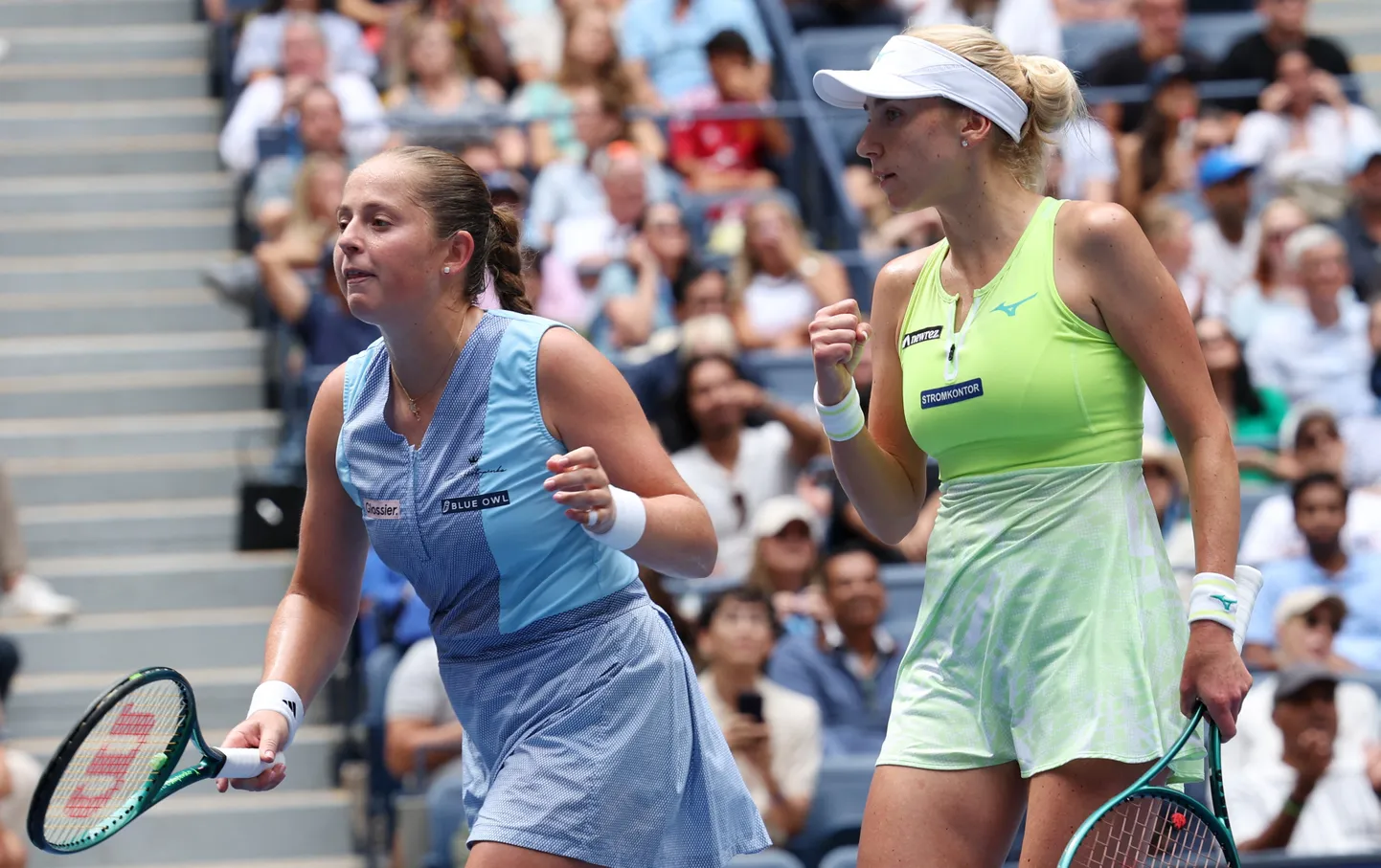 Aļona Ostapenko (no kreisās) un Ļudmila Kičenoka