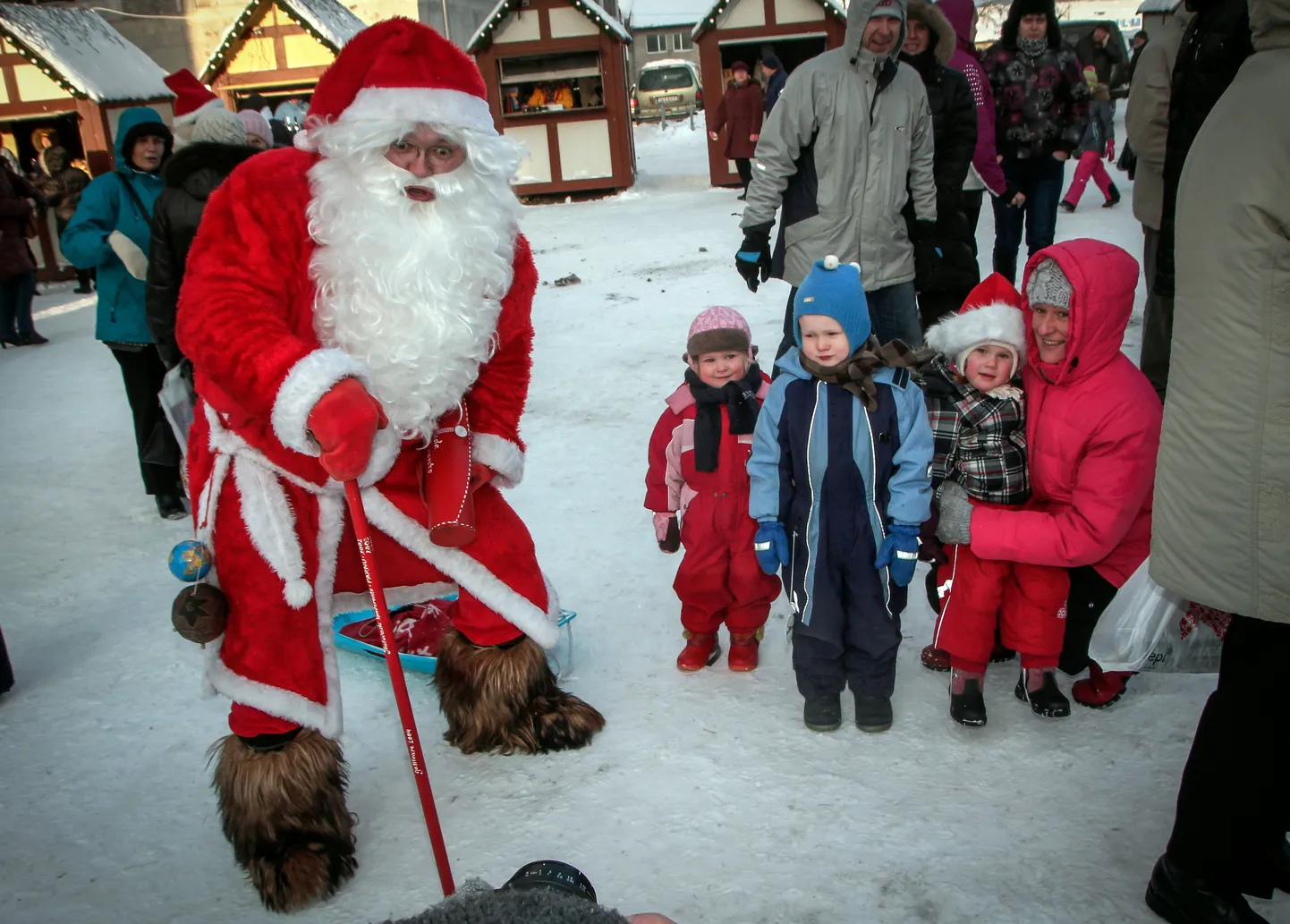 Pärnus Martensi platsil avati jõuluturg.