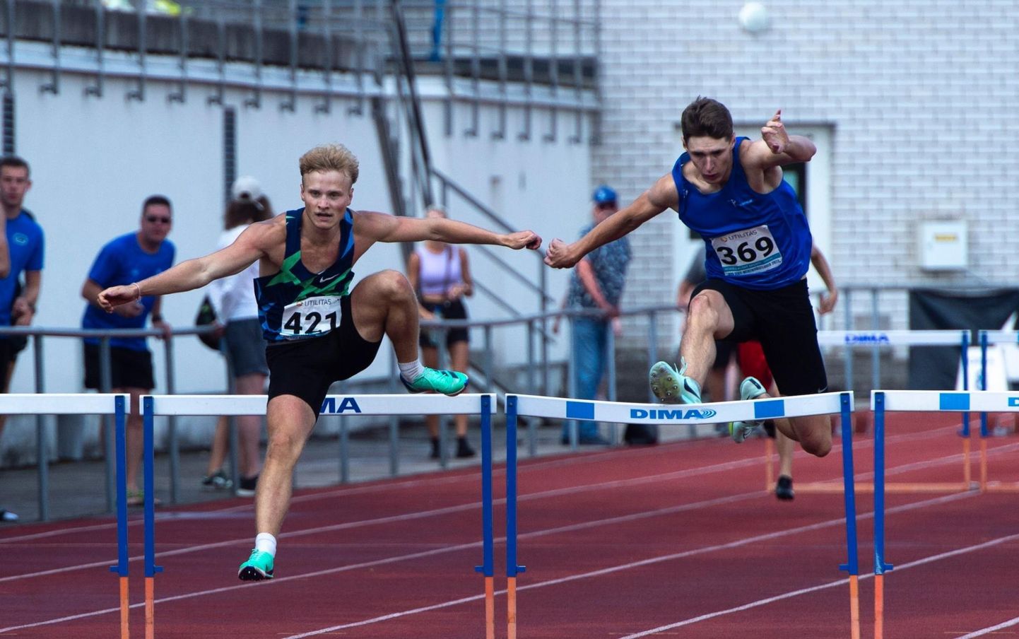 Henri Ilves (paremal) püstitas 400 meetri tõkkejooksus 53,96ga Pärnu linna rekordi. See resultaat andis kodusel tšempionaadil Romet Kivi (53,51) järel hõbemedali.