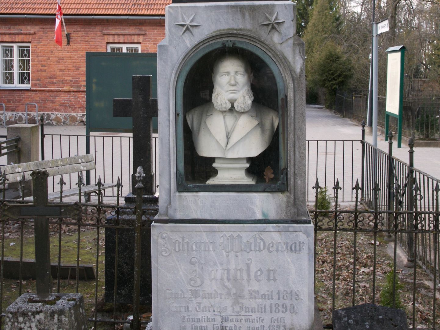 Jannseni hauamonument Raadi kalmistul.