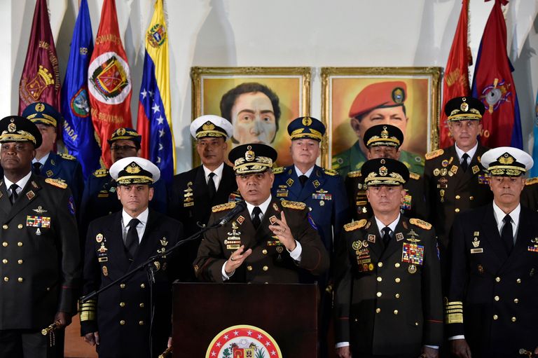 Venezuela kaitseminister Vladimir Padrino Lopez (keskel) tegemas avaldust. Teda ümbritsevad Venezuela relvajõudude kõrgemad ohvitserid.