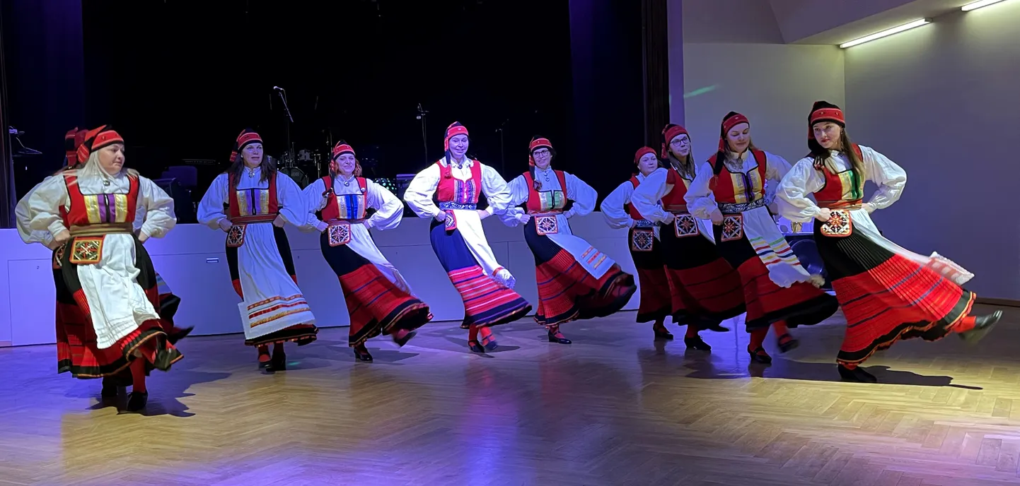 ESIMENE ESINEMINE: Naisrühmale Sörve Öied oli rahvamaja juubel esimene etteastumine.