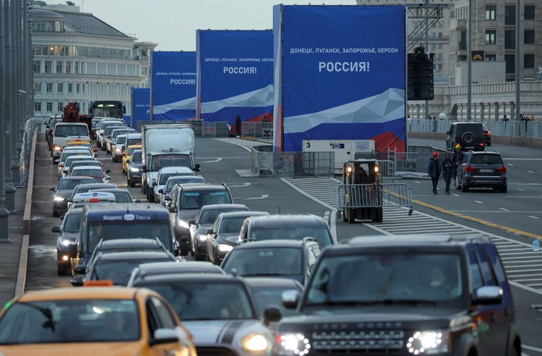 Sõidukid seisavad liiklusummikus Moskva kesklinnas asuval sillal enne tseremooniat ja kontserti, mille käigus kuulutatakse neli Ukraina piirkonda Venemaa osaks.