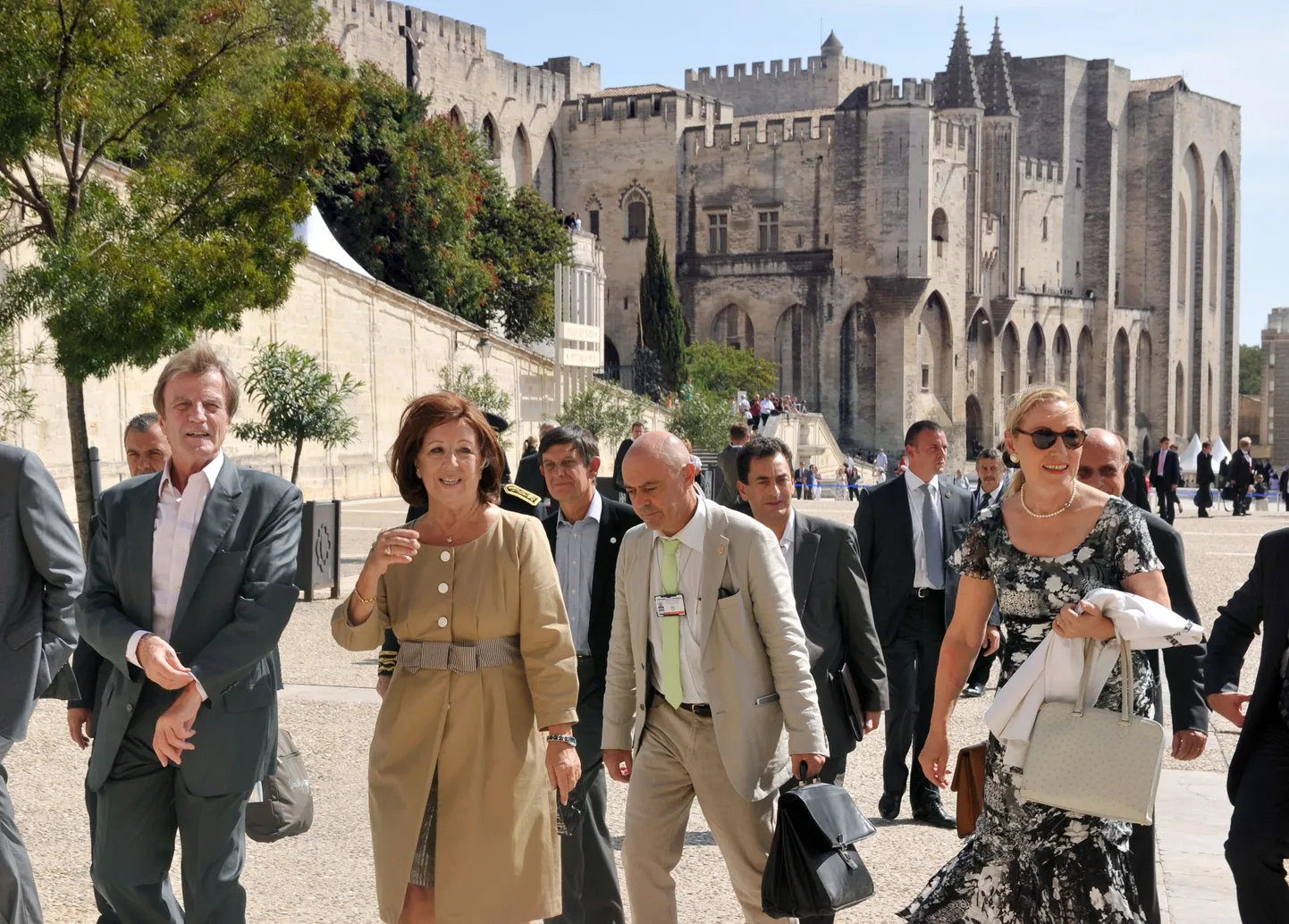Avignoni saabunud Prantsusmaa välisminister Bernard Kouchner (vasakul), Avignoni linnapea Marie-Jose Roig (keskel) ja Euroopa Komisjoni välissuhete volinik Benita Ferrero-Waldner (paremal).
