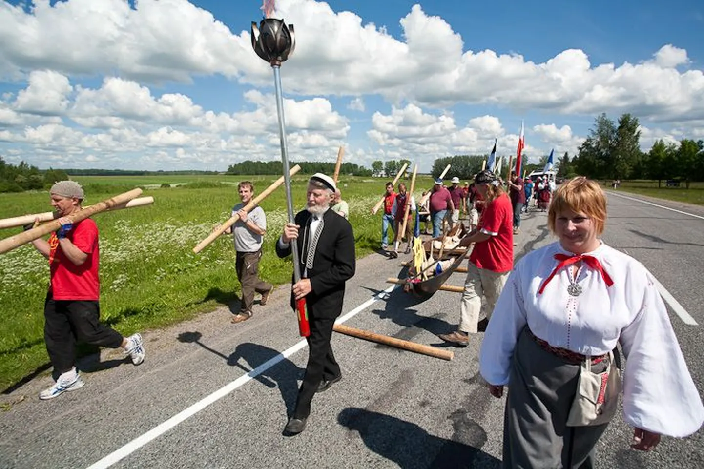 Laulupeotõrvikut hoiab üle 40 aasta taas Arved Tiigimäe.