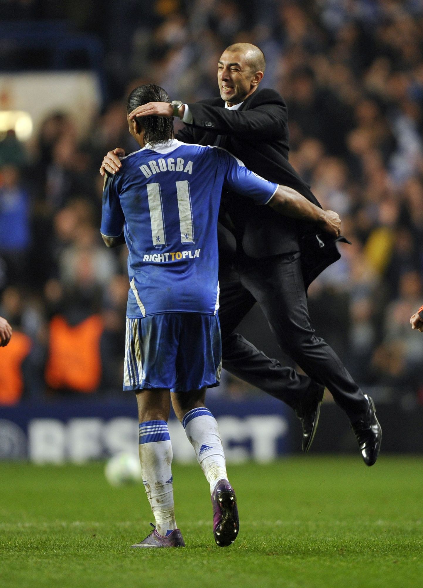 Chelsea peatreener Roberto Di Matteo (paremal) on jooksnud õnnitlema Didier Drogbat.