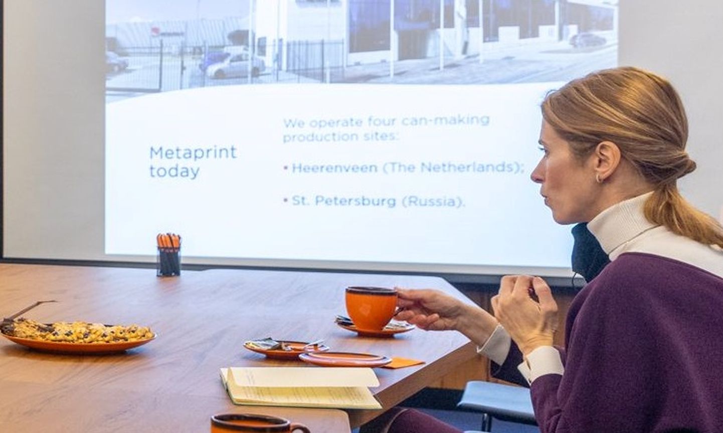 Kaja Kallas külastamas ettevõtet Metaprint AS. Fotol on näha, et tutvustati ettevõtte tööd, kus on näha ka tegevus Venemaal.