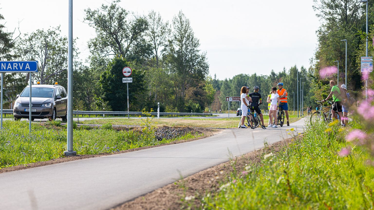 13. juulil istusid Narva linnaametnikud, kergliiklustee projekteerija ja ehitusfirma esindaja jalgrataste selga, et ehitajate tehtud töö üle vaadata ning puudused kindlaks teha.