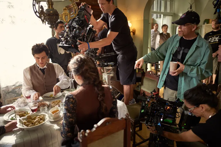 Albert Einsteinist rääkiva teleseriaali «Geenius» produtsent ja esimese osa režissöör Ron Howard juhendamas noort Einsteni mängivat Johnny Flynni.