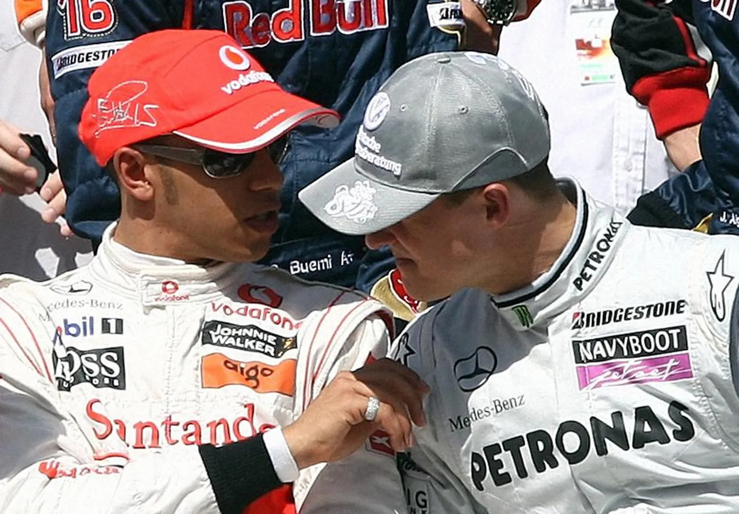 Lewis Hamilton (vasakul) ja Michael Schumacher omavahel jutustamas.