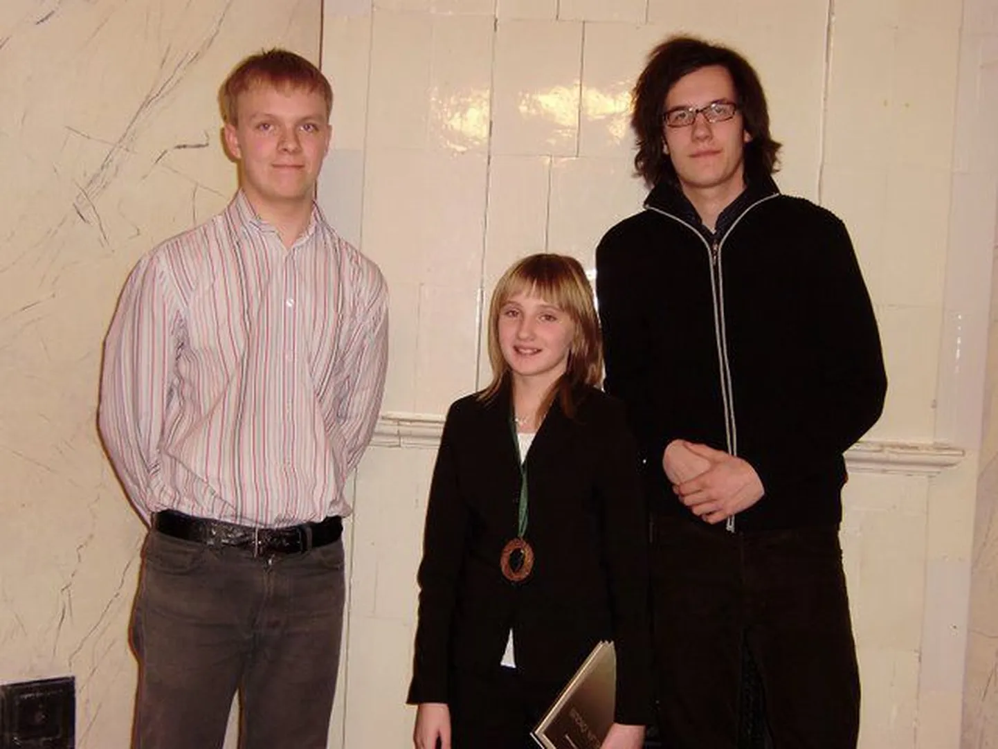 Võistulugemise võitjad Karmo Nigula(vasakul), Brigitta Krasavin, Sten-Robert Pullerits