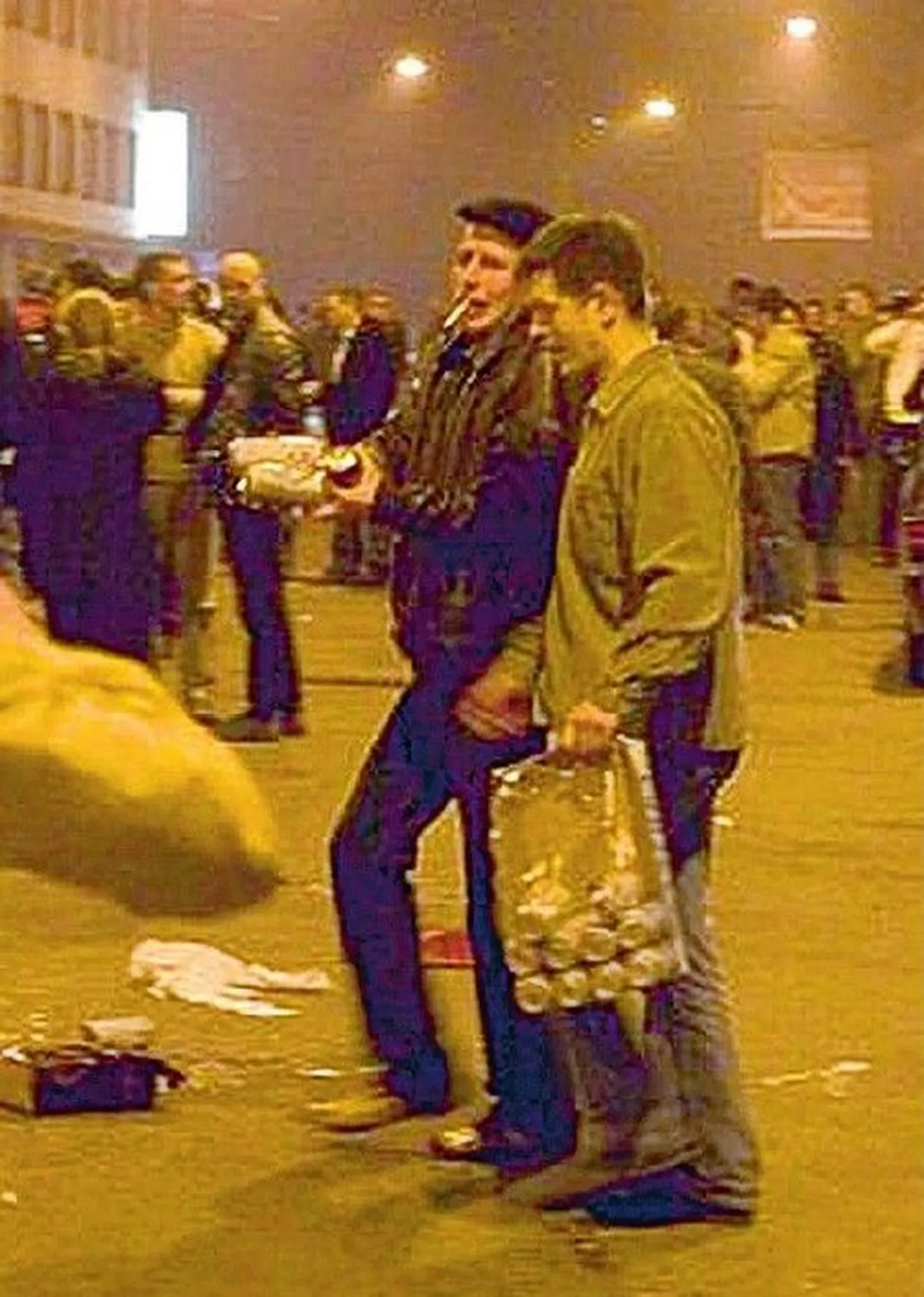 Pronksööl poolikut õllekasti tassinud Juri Žuravljov (heledas jopes) käis juunis Brüsselis seletamas, kuidas süütuid inimesi Tallinnas piinati..