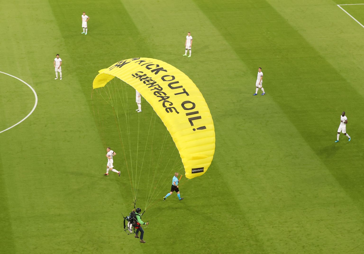Müncheni jalgpalliväljakule maandus Saksamaa ja Prantsusmaa mängu eel langevarjuga Greenpeace'i aktivist.
