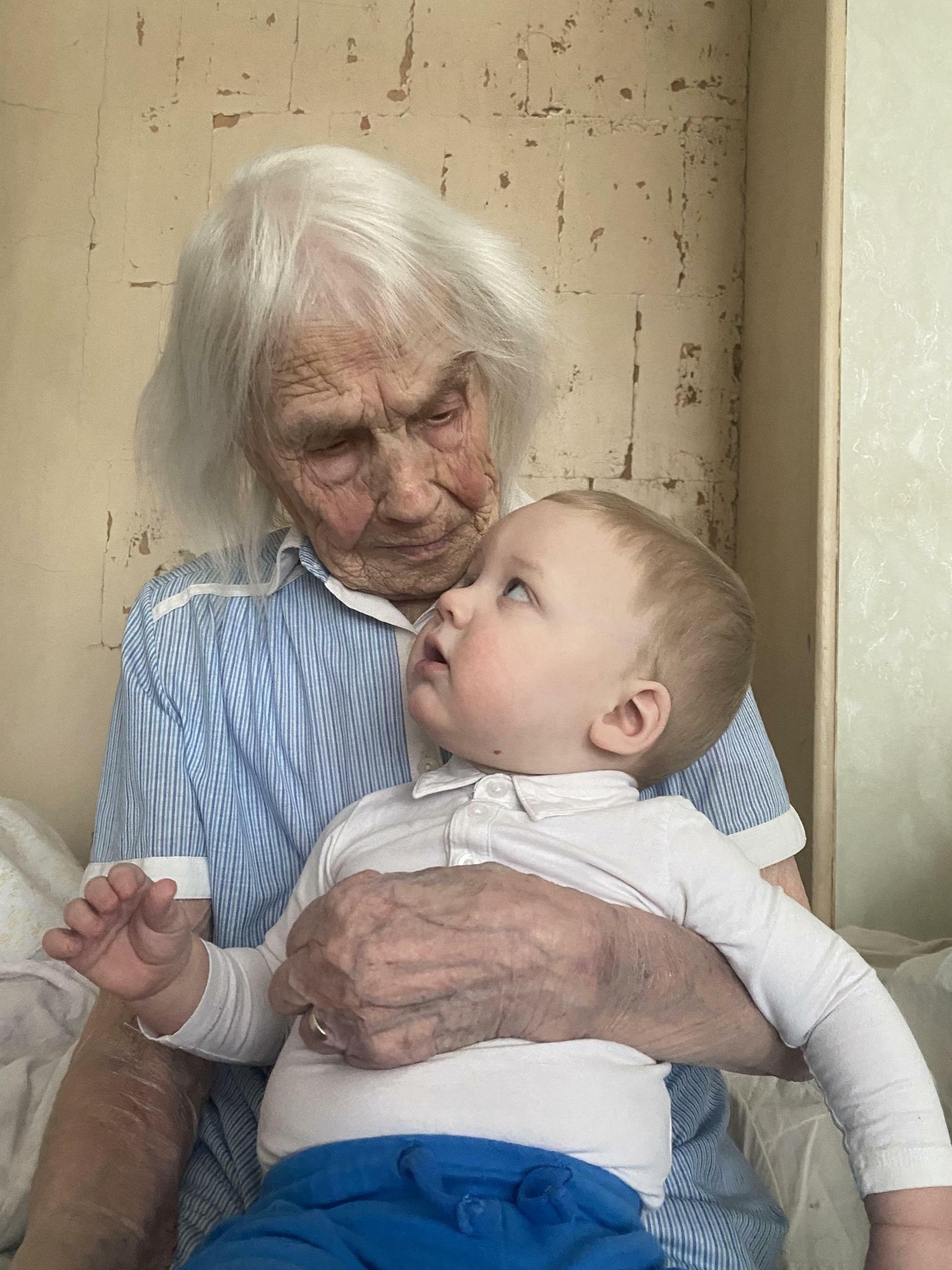 Старейшая жительница Эстонии Оттилия-Армильде Тиннури с годовалым внуком Пяртлем.