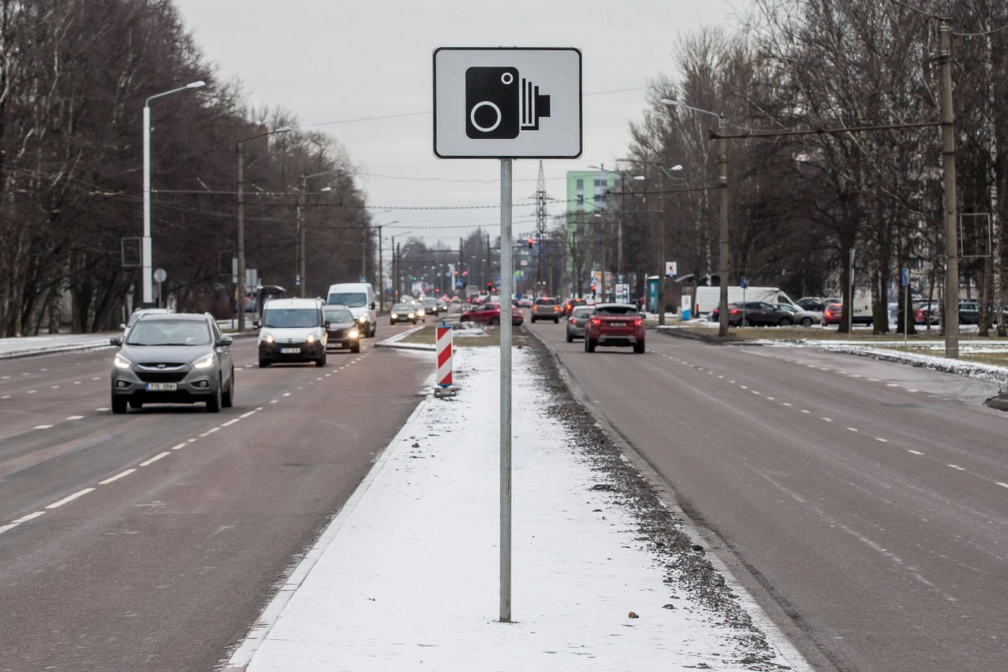 Знак с изображением камеры измерения скорости. Иллюстративное фото.