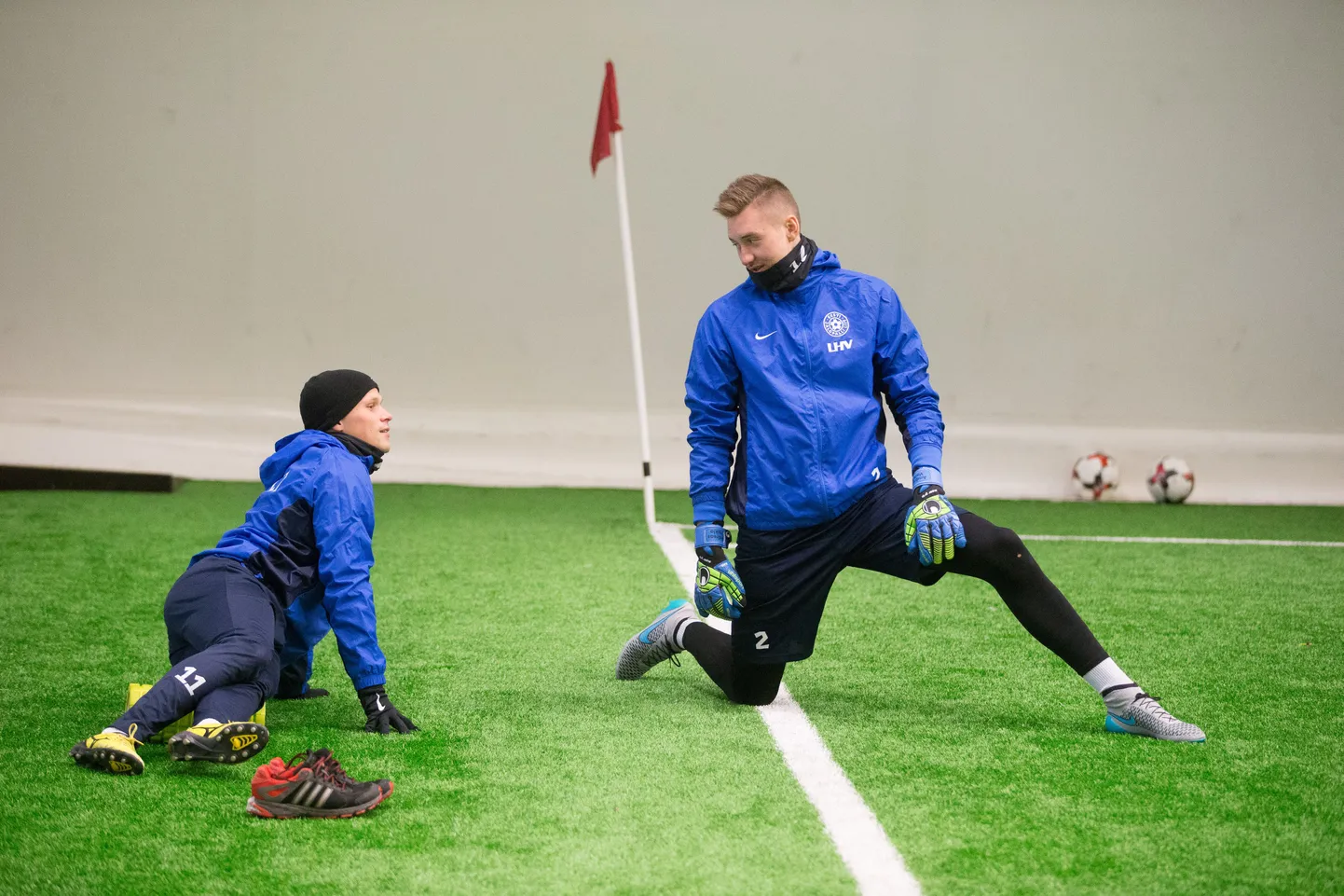 Andreas Vaikla (paremal) Eesti koondise särgis Henrik Ojamaaga juttu puhumas.