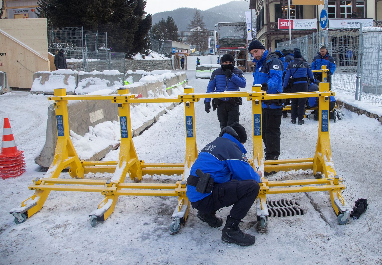 Šveitsi politsei eemaldab teetõkkeid, mis paigaldati Davosi majandusfoorumi ohutuse tagamiseks.