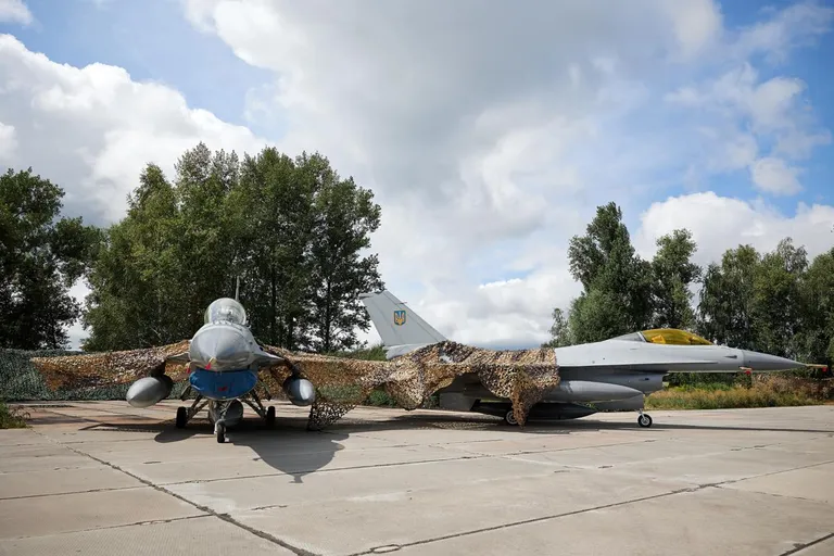 Need on ehtsad F-16 hävitajad Ukraina eraldusmärkidega, mida näidati avalikkusele esimest korda 4. augustil. Samal ajal peaks aga mitmesse kohta ilmuma nende täispuhutavad ja puidust koopiad, et peibutada venelasi kalleid rakette raiskama.