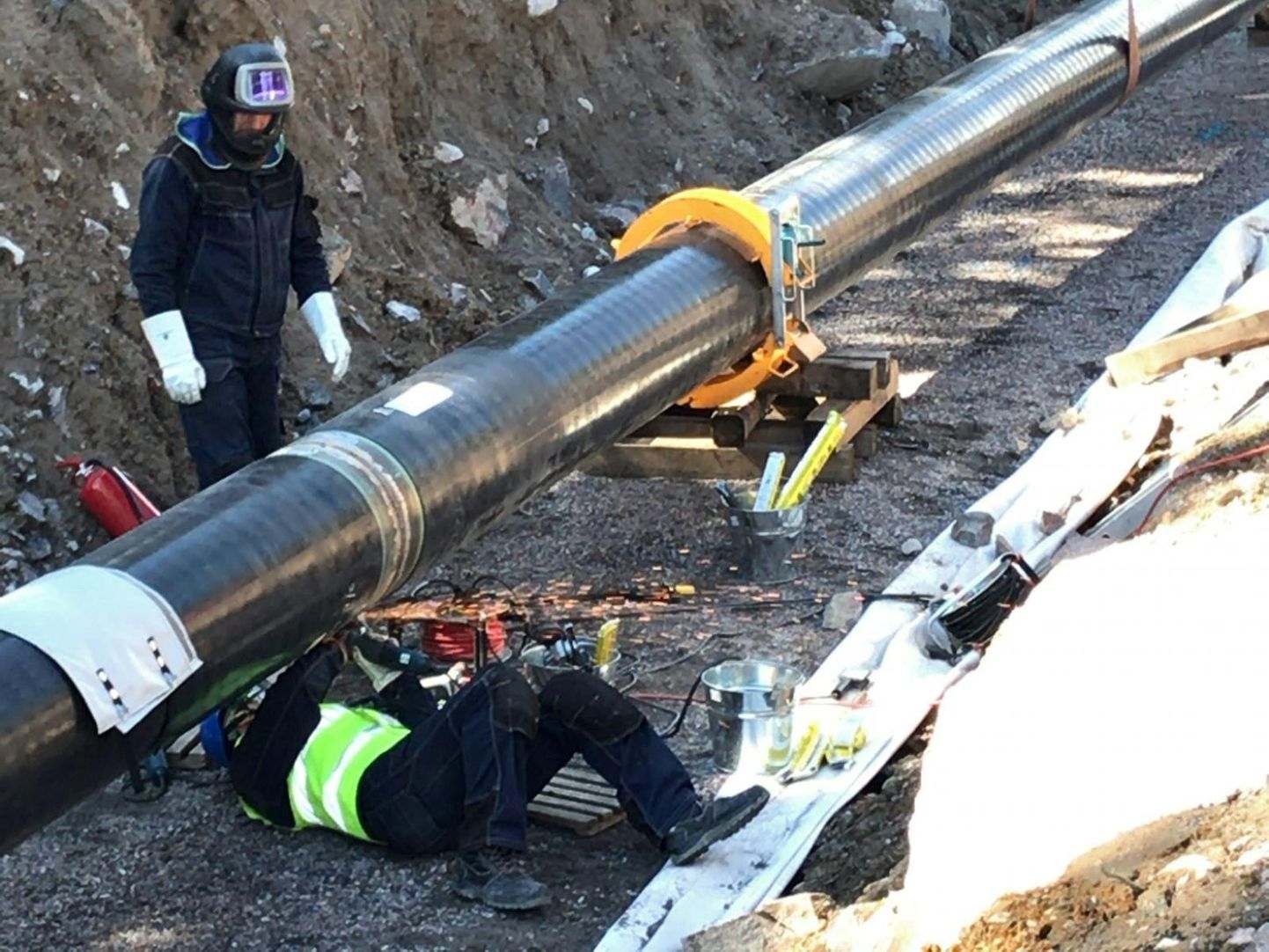 Рабочие сваривают трубопровод BalticConnector в Инкоо, Финляндия, 22 августа 2018 г.