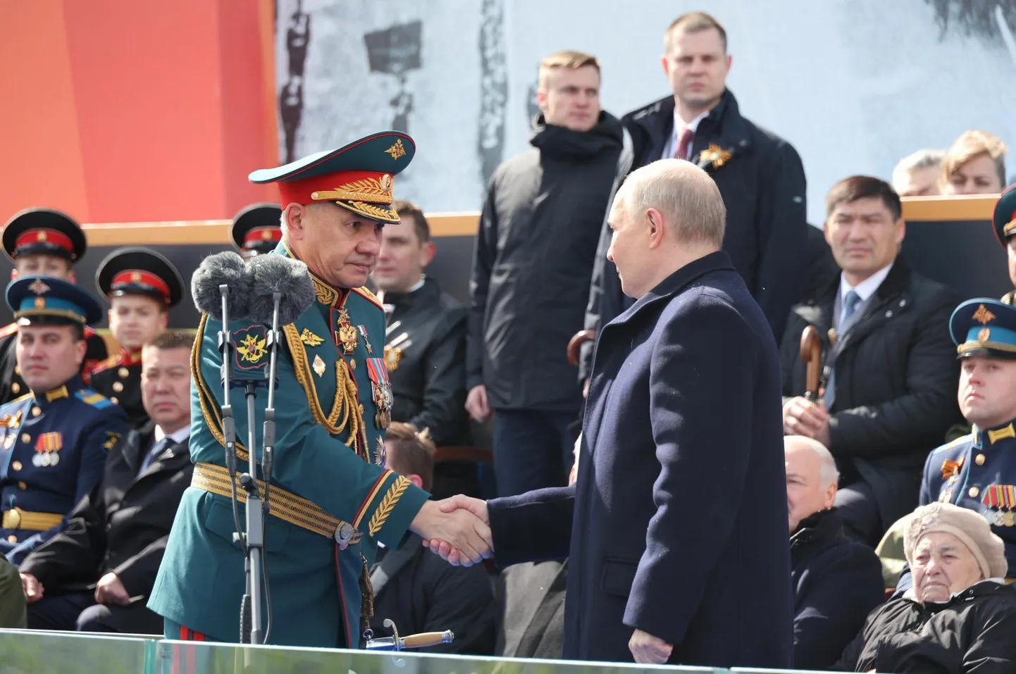 Venemaa president Vladimir Putin (paremal) ja nüüdseks endine kaitseminister Sergei Šoigu suruvad kätt eelmisel neljapäeval võidupüha paraadil Moskva Punasel väljakul.