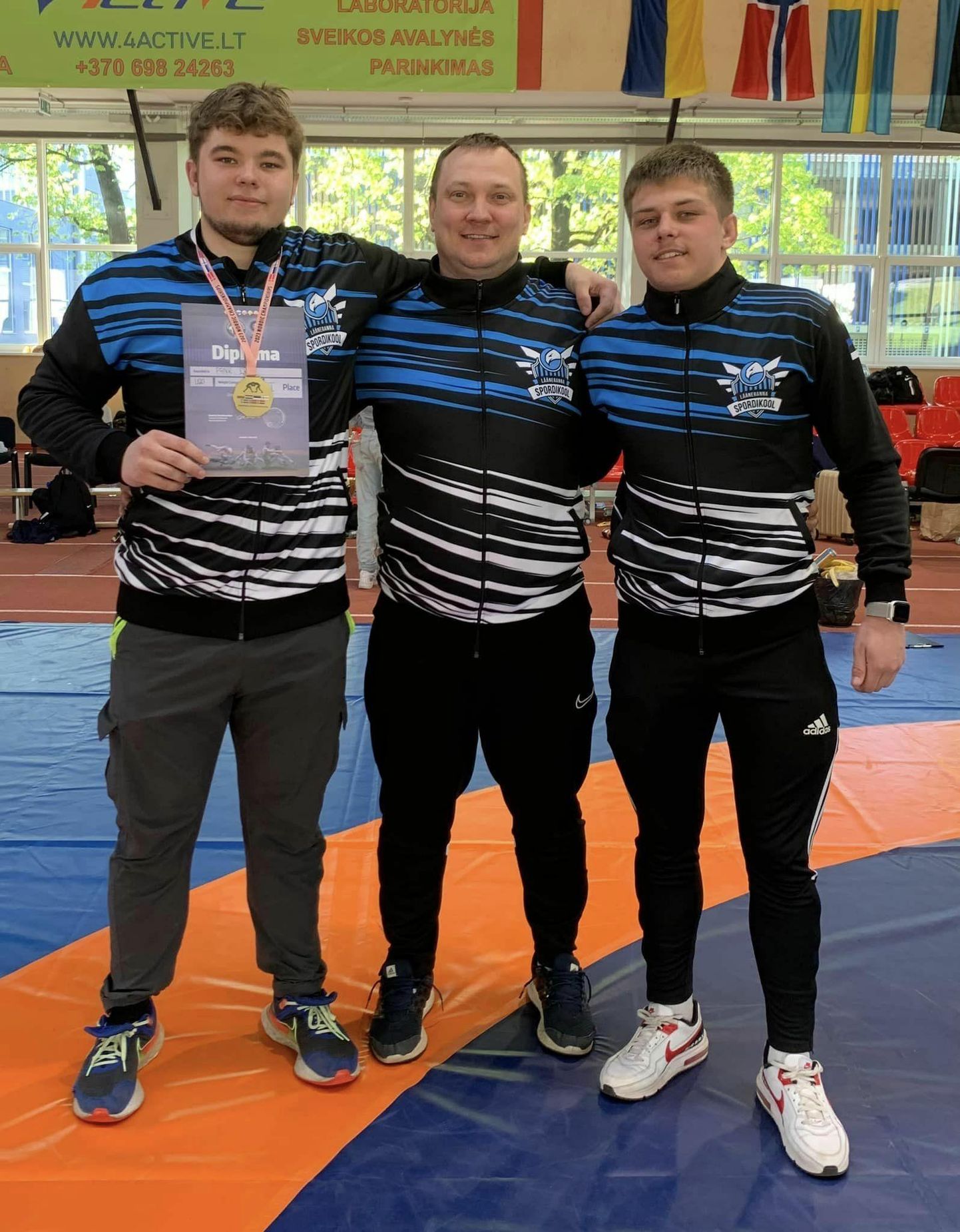 Lääneranna spordikooli tiim Leedus: Eerik Pank (vasakult), treener Janar Sõber ja Stefan-Lauri Mölder.