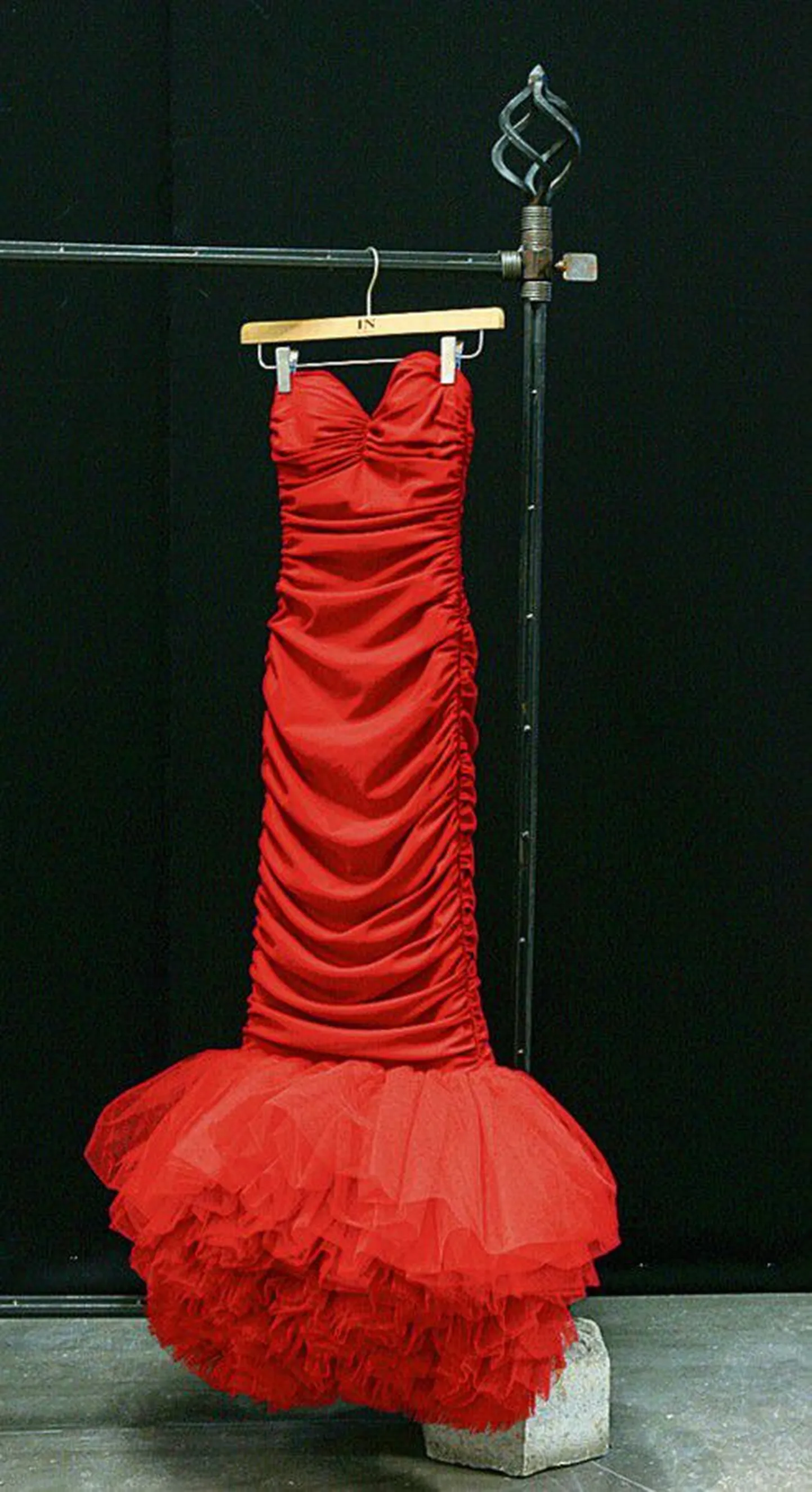 Pruudile: see 1992. aastal Tallinna Moemajas tehtud punane pruutkleit seisis kümne aasta eest Helsingi disainimuuseumi õhtukleitide väljapanekul kõrvuti maailma disaineriparemiku loominguga – Ivo Nikkolo oli Põhjamaadest ainus, kelle töö näitusele valiti. Sama kleit astus toona üles ka Nikkolole pühendatud lehekülgedel Saksa Elle’is.