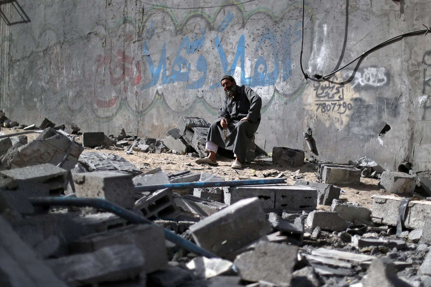 Palestiinlane Iisraeli õhulöögis kannatada saanud maja rusudes.