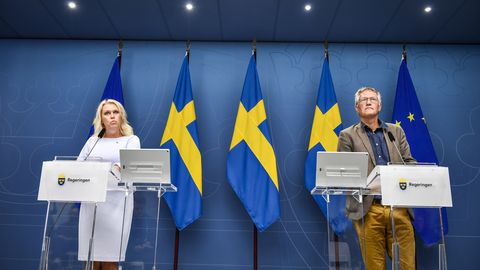 Rootsi tervise- ja sotsiaalminister Lena Hallengren ning riiklik epidemioloog Anders Tegnell. Rootsi tervise- ja sotsiaalminister Lena Hallengren ning riiklik epidemioloog Anders Tegnell.