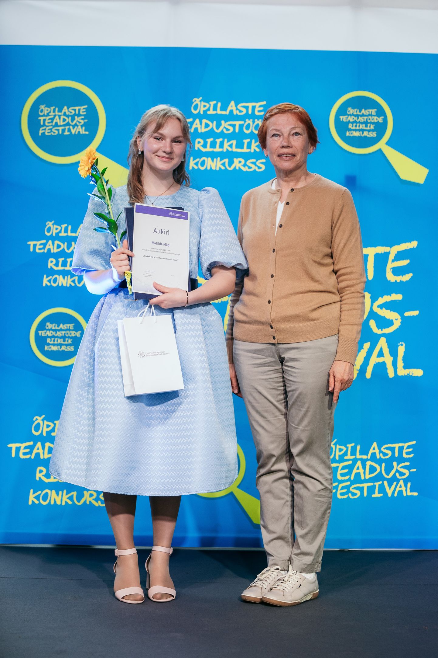 Fotol vasakul Matilda Mägi, paremal Eesti Teadusagentuuri tegevjuht Karin Jaanson.