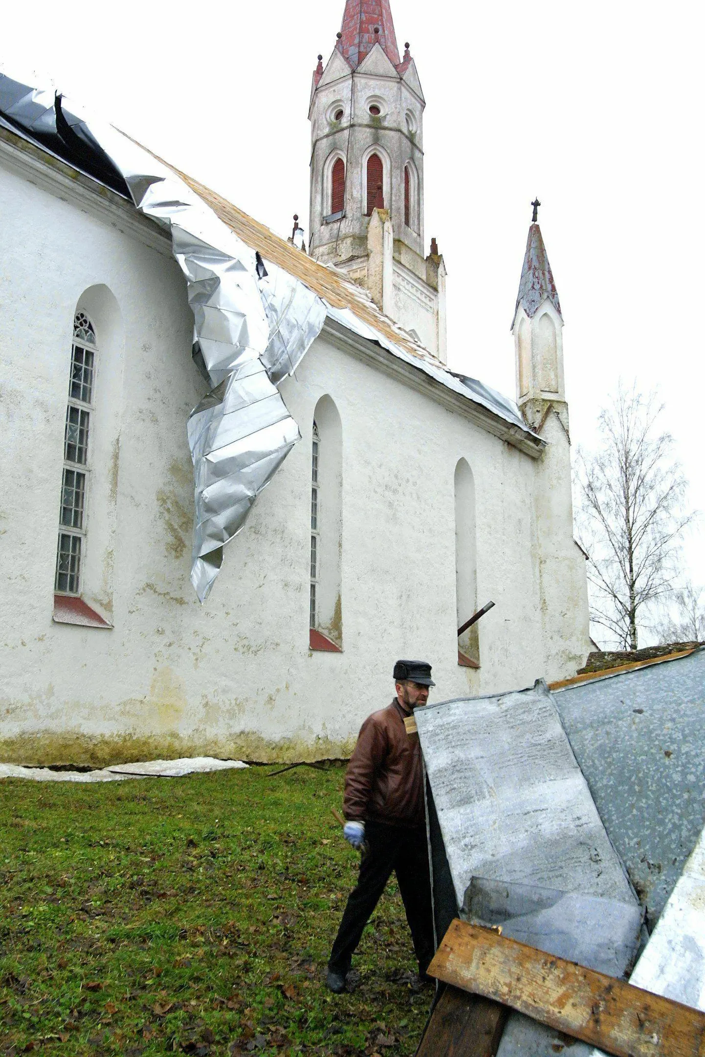 Paistu kirik sai uue katuse 2004. aastal. 2005. aasta tormi järel katust enam ei olnud.