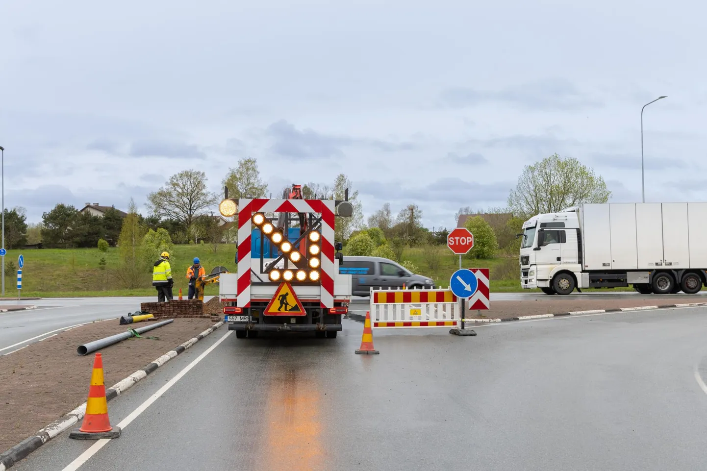 Sel nädalal püstitasid töömehed valgusti Viljandi linna piirile, Olerexi tankla kõrval asuvale Metsküla tee ristmikule.