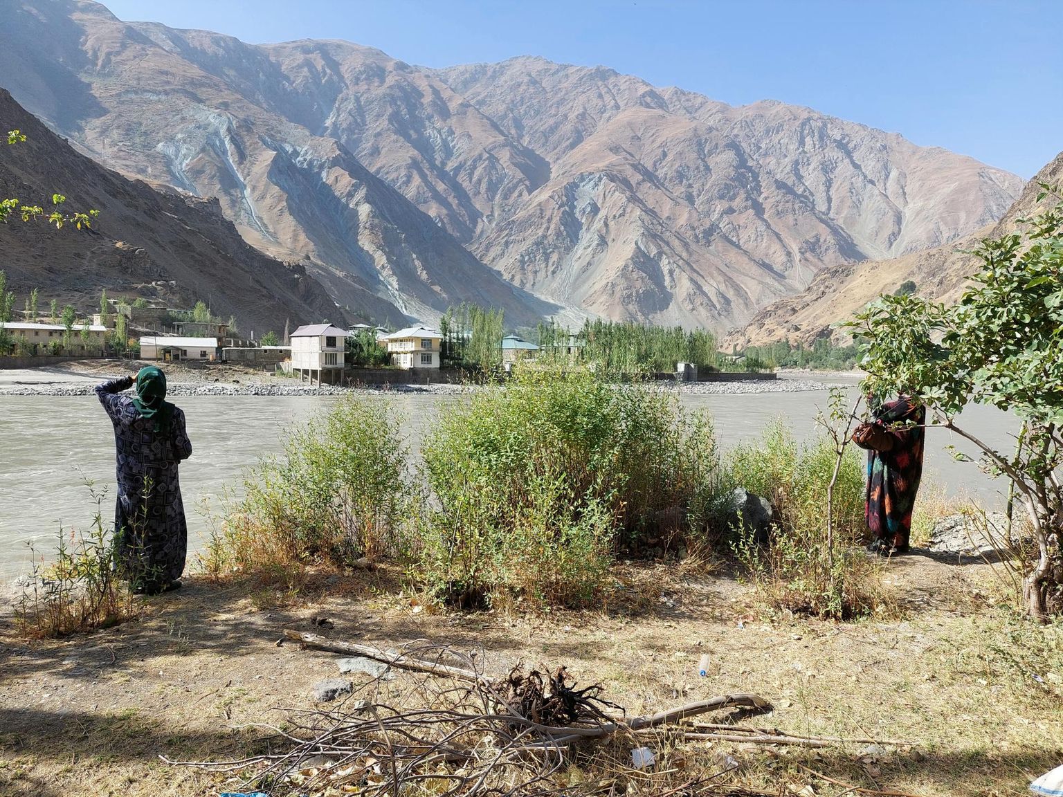 Nii paistab Afganistani Darvozi kišlakk üle Pandži jõe Tadžikistani kaldalt. Tadžiki naised vaatavad huviga, kuidas on muutunud elu sugulaste juures Talibani võimu all. 