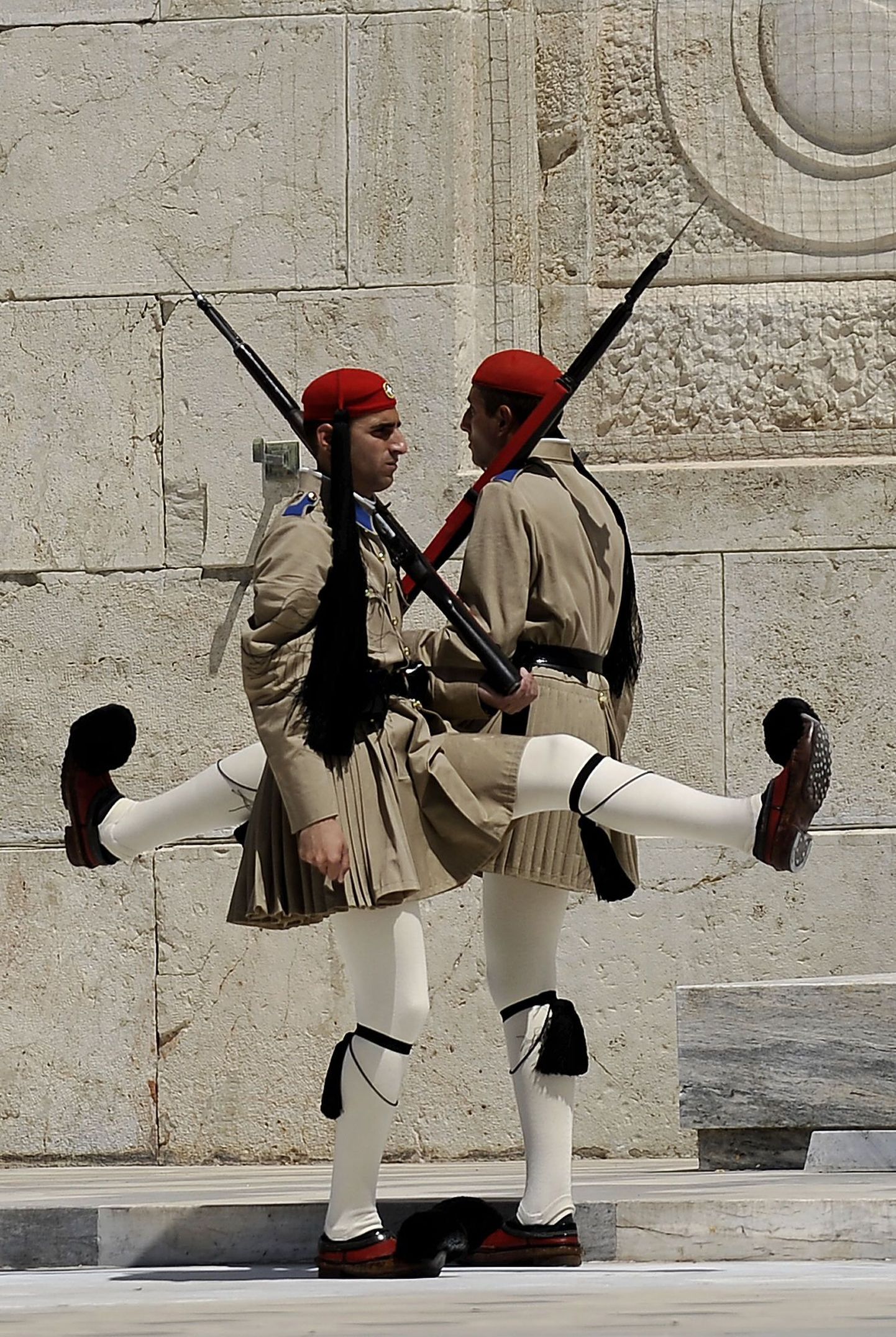 Смена караула у могилы неизвестного солдата в Афинах.