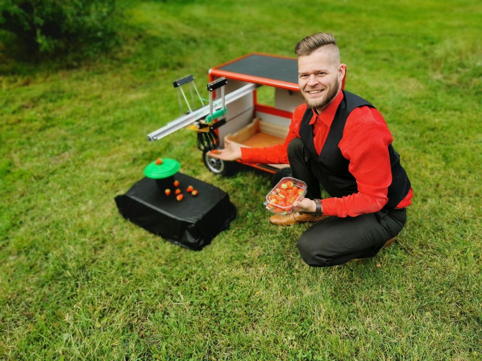 Suve lõpp: See on kolmanda põlvkonna maasikakorjamisrobot, tuleval suvel loodab Madis Merila robotite abil juba hektarite kaupa maasikaid korjata.
Erakogu