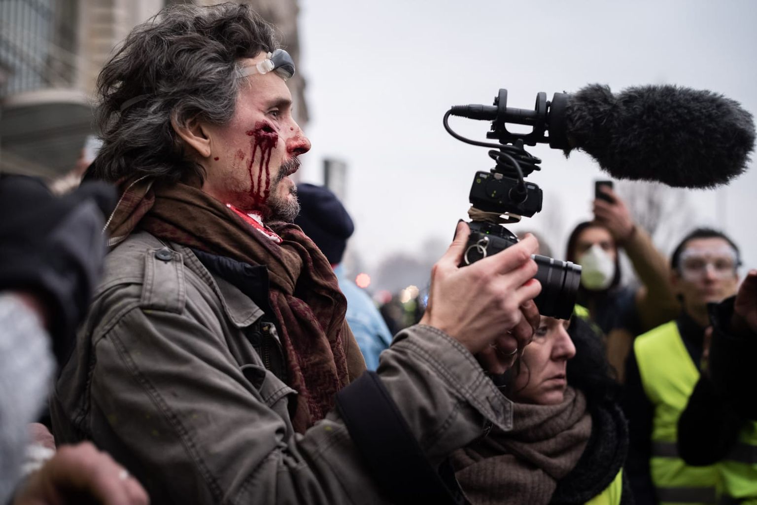 Florent Marcie filmimas 2019. aastal Prantsusmaal nn kollasvestide revolutsiooni. Ta sai kummipüssi lasust haavata.