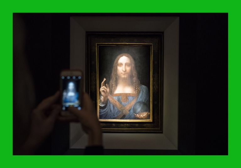 Oksjoni külastaja tegemas maalist «Salvator Mundi» pilti