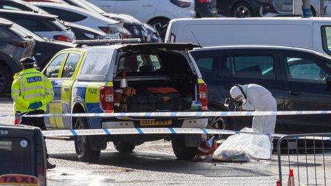 Lielbritānijas policija nesaista cilvēku saduršanu vilcienā ar terorismu