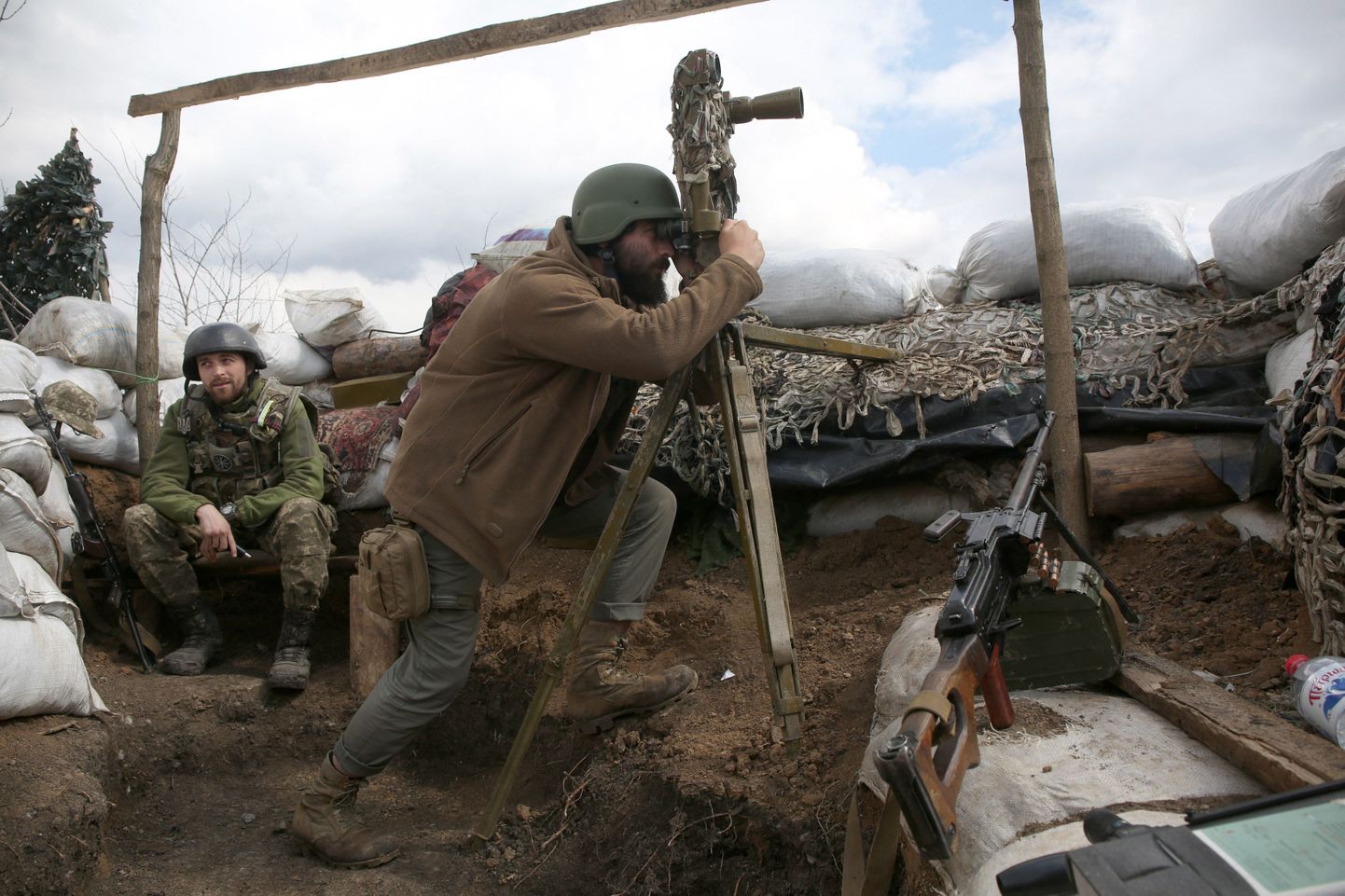 Ukraiņu karavīrs netālu no Doneckas.