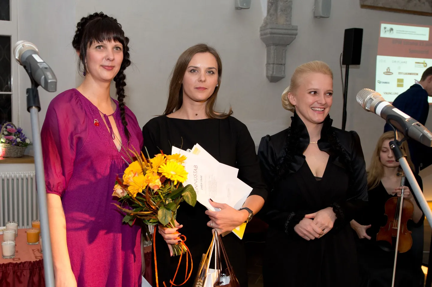 Darja Saar (keskel)