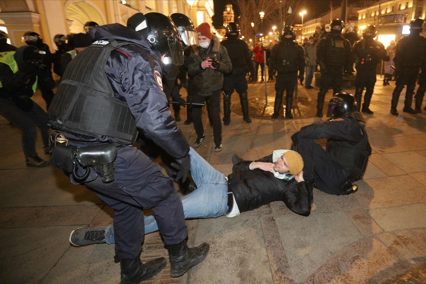 Policijas darbinieki aizturēja demonstrantu protesta akcijas laikā pret Krievijas iebrukumu Ukrainā Sanktpēterburgas centrā 2022.gada 27.februārī.