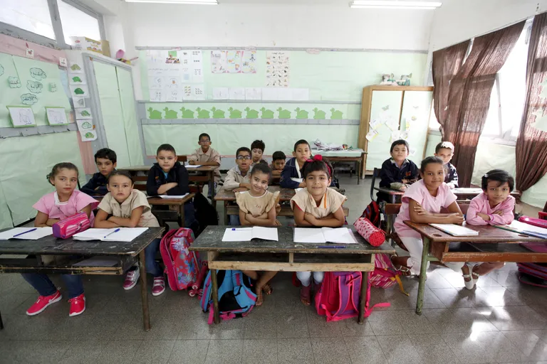 Õpilased panevad käed risti näitamaks, et nad kuulavad hoolega õpetaja Al Hakim El Kassarit. Algkool, Tunis, Tuneesia.
Foto: REUTERS/Anis Mili