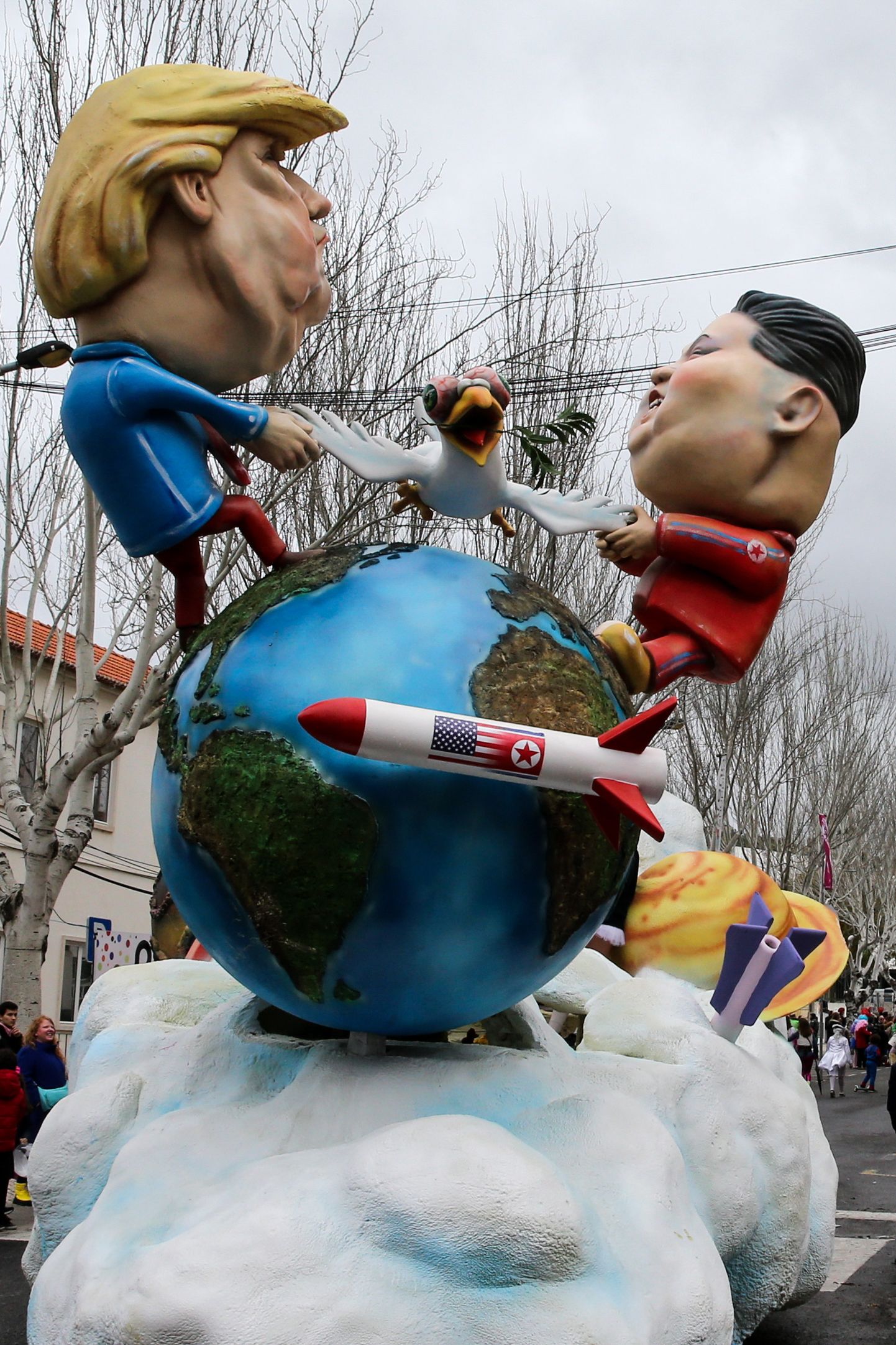 USA presidenti Donald Trumpi ja Põhja-Korea liidrit Kim Jong-uni kujutav karnevalisõiduk Portugalis Torres Vedrases.