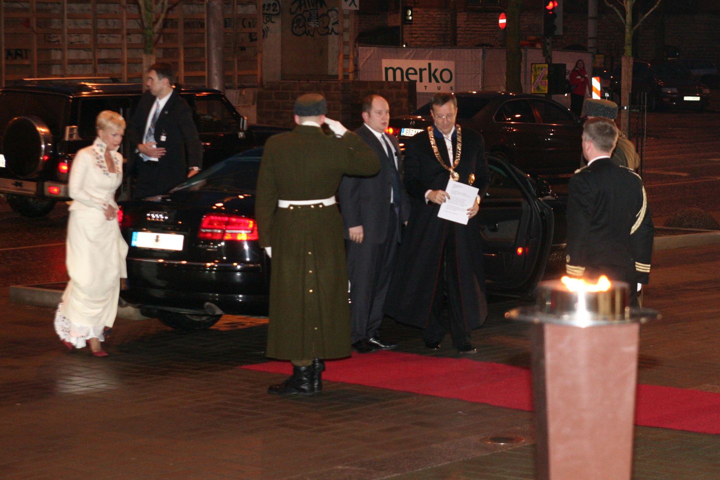 Presidendipaar Toomas Hendrik ja Evelin Ilves sõitutati vastuvõtule Audi A8-ga