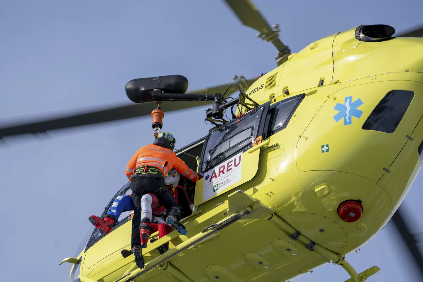 Meedikud Marco Schwarzi helikopterisse tõstmas.