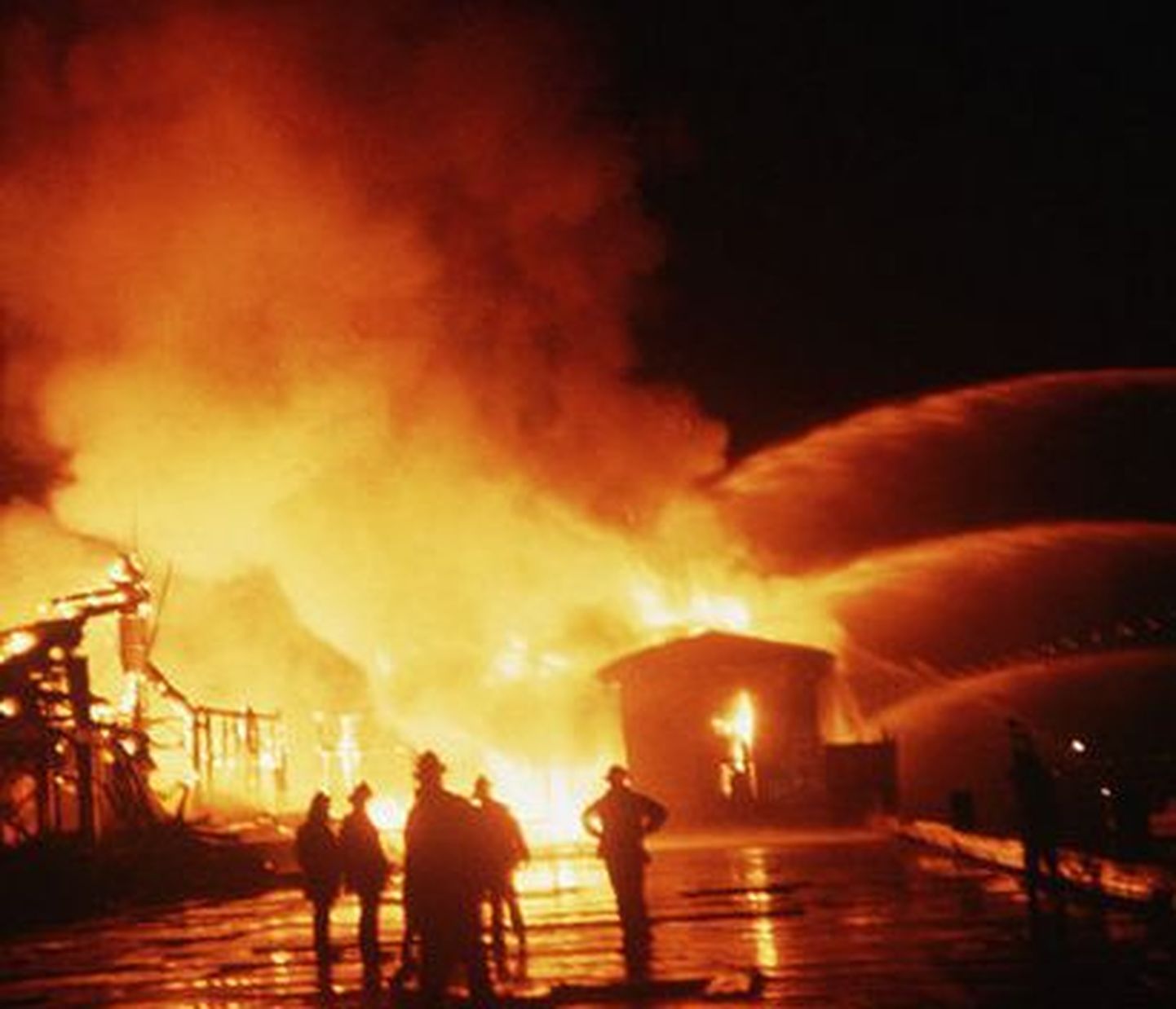 Jaapanis langes tuletõrjedepoo tuleroaks