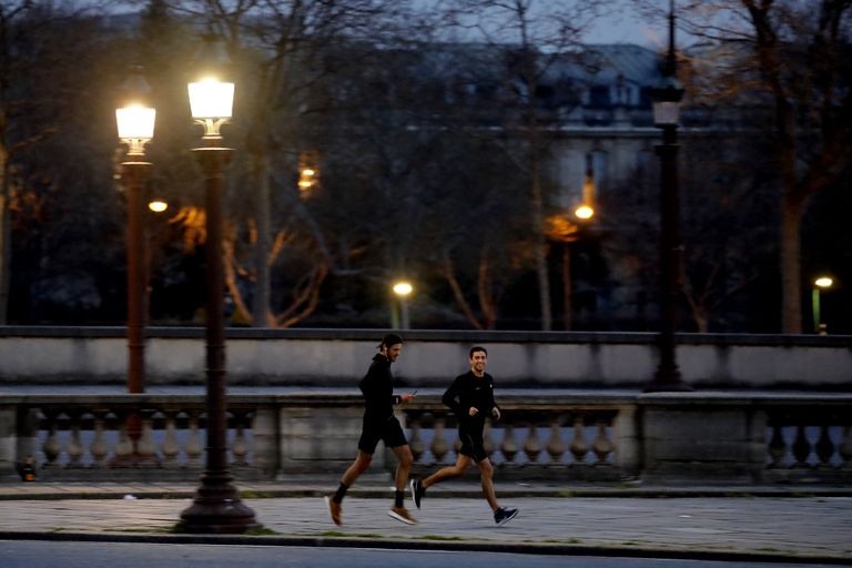 Kaks meest jooksmas õhtuse Pariisi tühjadel tänavatel