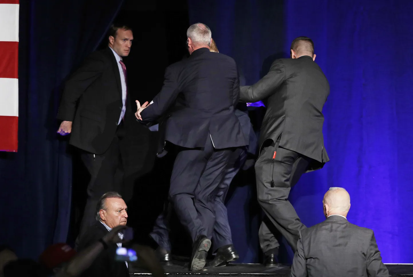 Salateenistuse agendid viisid Donald Trumpi oma kehadega kaitstes minema.