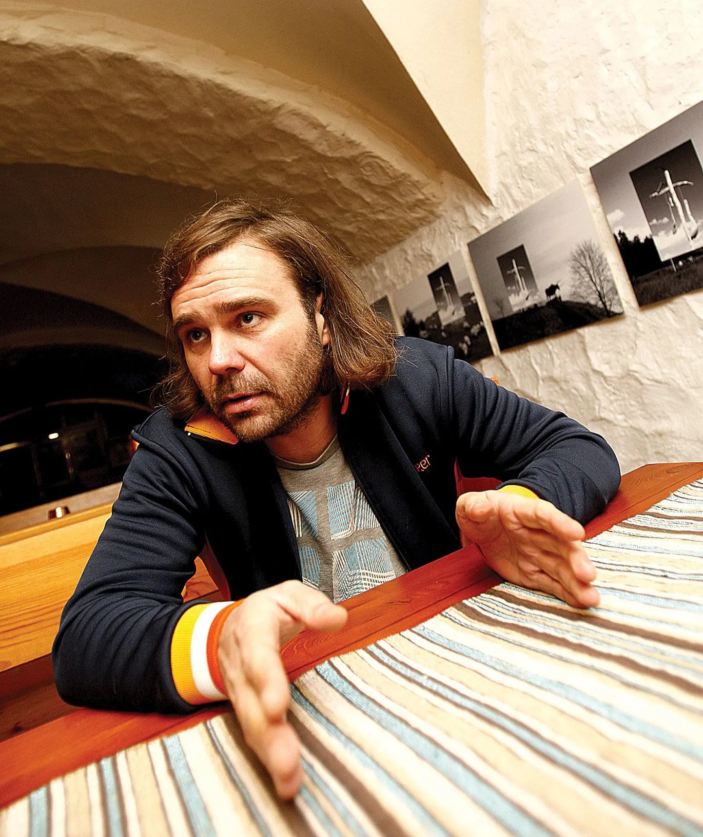 Toomas F. Aru tutvustas oma tegevuskava Luunja kultuurimaja keldris, kus võlvlagedega taverni Hellas ühes osas on seinale pandud tema juhitava galerii Meie Aja Kangelane esimene väljapanek, Ervin Õunapuu fotonäitus «Miraažid».
