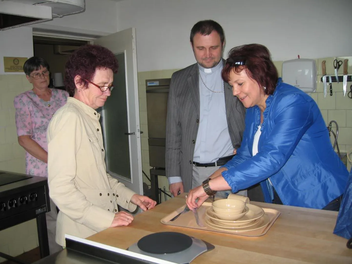 Viljandi Rotary klubi president Marge Tirgo annab maja perenaisele Eda Protsinile lisaks klubide omale isikliku kingituse: purunematute lauanõude komplekti ja käsitsi valmistatud pashavormi. Tunnismeesteks on kokk Eha Saik ja üks heateo initsiaatoreid, kirikuõpetaja Ants Tooming.