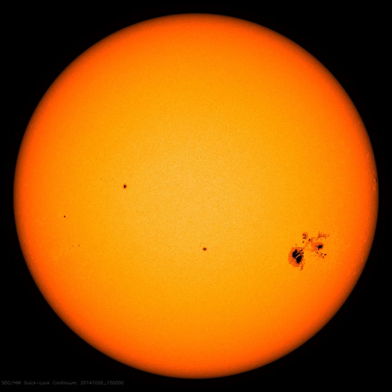 NASA foto Päikesest. Näha on ka päikeseplekke, mis on 1000 Kelvini võrra jahedam piirkond Päikese nähtaval pinnal.
